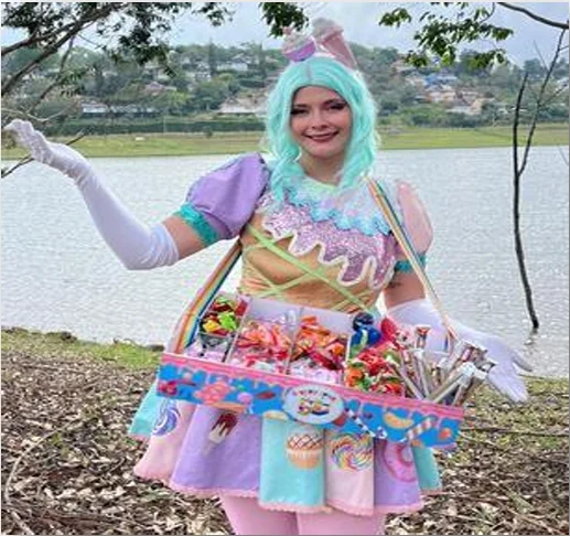 Artista con disfraz de dulcera y bandeja de dulces