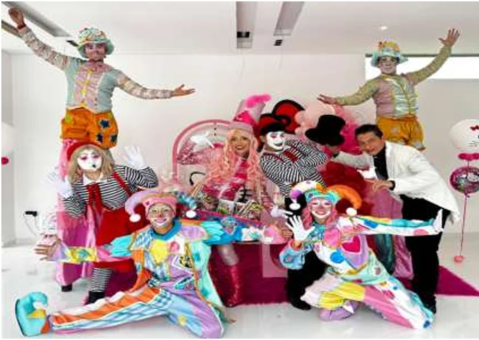 Grupo de payasos, mimos y zanqueros saludando